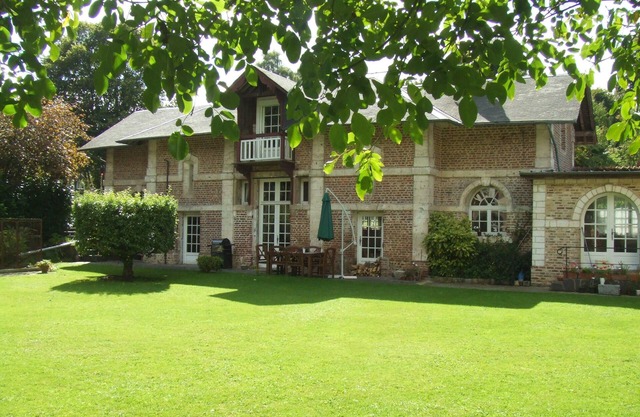 Fully Equipped Farmhouse, downstairs bedroom and bathroom, nSat to Sat