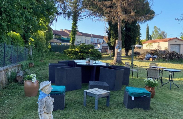 Fully equipped house, fenced garden, close to the Lot and all amenities.