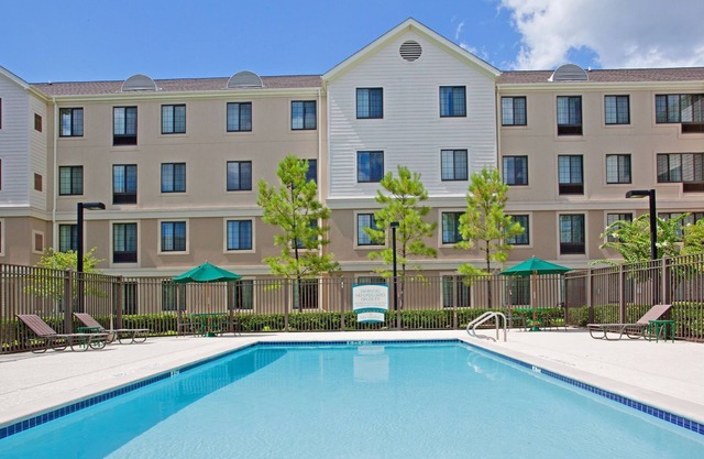 Fully-Equipped Suite with Pool Access! Free Shuttle, Buffet Breakfast + 24h Business Center