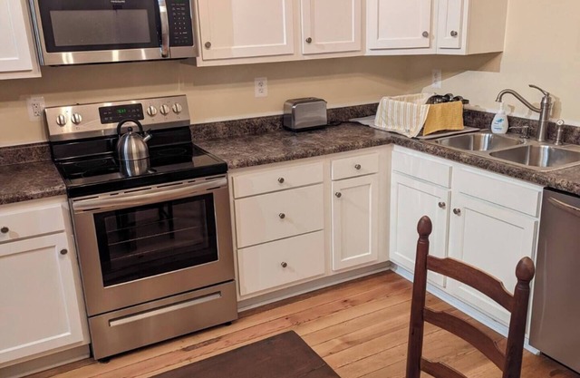 Fully Furnished 1 Bedroom Flat in Historic Downtown New Market