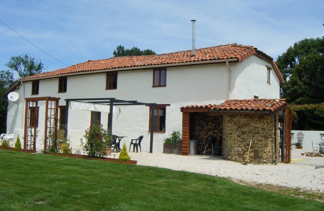 Fully Furnished 2 Bed Gite Situated In 3 Acres