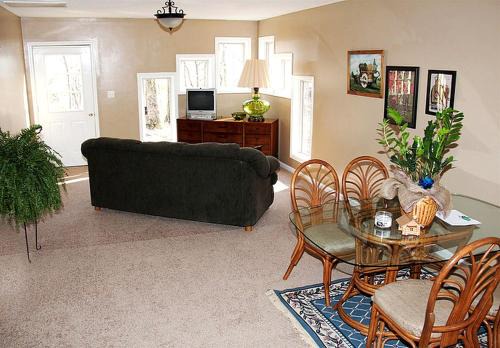 Fully Furnished Cabin Rental with Fire Pit near Cherokee National Forest