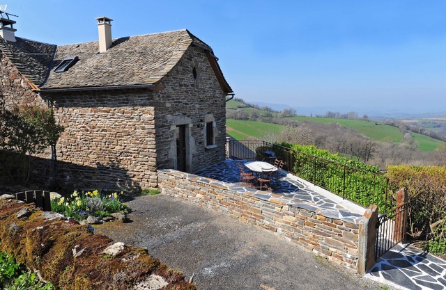 Fully renovated cottage at the gates of Aubrac with views of the Lot valley