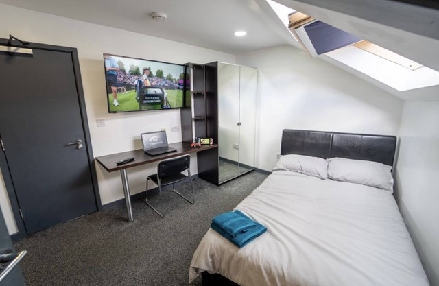 Fully Serviced studio available close to the city