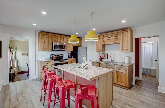 Fun comfortable skyline neighborhood flat