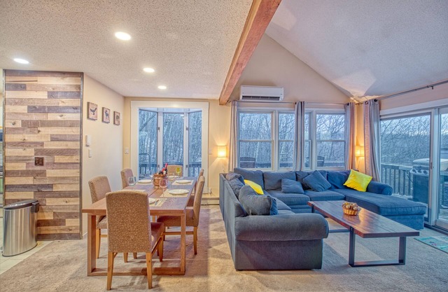 Fun Family townhouse with Game Room, SKI ON/OFF