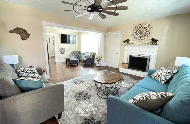 Fun House/King Bed - Close to Town/Full of Entertainment!