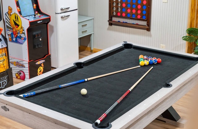 Fun Luxury Lodge Sleeping 25: Hot Tub, 16 Acres