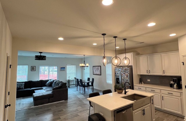 Furnished 2BR 1.5BA - Long Term Rental Townhouse 10mi to Uptown 7mi to Airport.