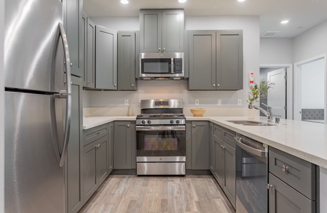 Furnished Ktown 5 Bedroom Townhouse With Free Parking