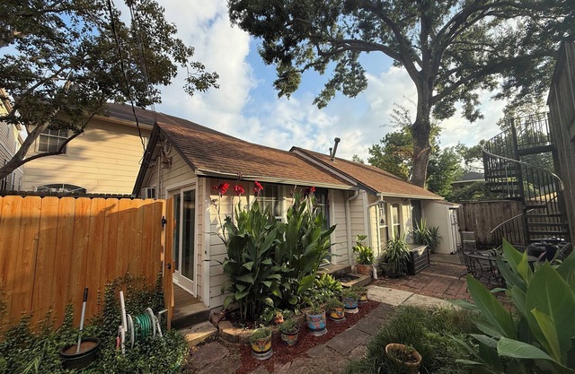 Furnished, stand-alone guest house with private deck, Montrose