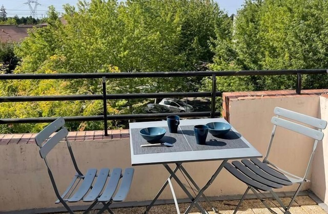 Furnished studio, modern decor, quiet location.