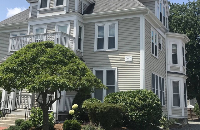 Furnished Studio + Private Patio + parking in Wellesley Square