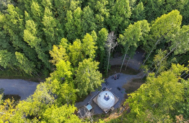 ➡️🛣️ Further up the Road Large Glamping Dome with Hot Tub, Fire Pit and Grill