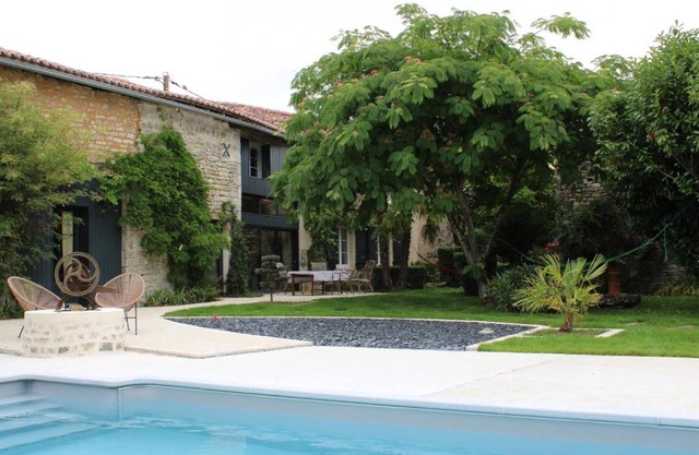 Gîte à Fontclaireau : piscine privative, jardin clos, 4 ch., draps et linge fournis - FR-1-653-202
