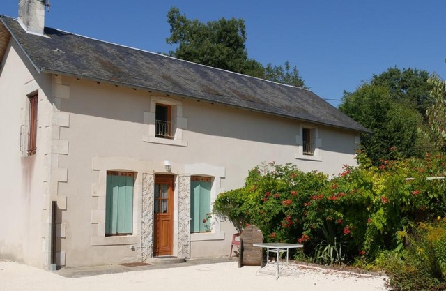 Gîte à LA PUYE - FR-1-541-63