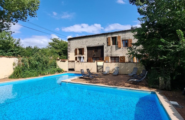 Gîte au Bord de la Piscine, Idéal Pour les Familles Avec Ados