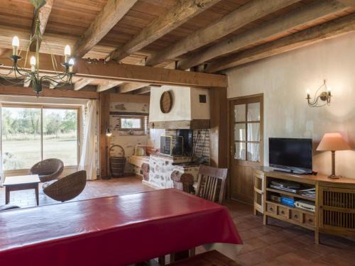 Gîte Authentique avec Confort Moderne, Cheminée, Jardin, Jeux pour Enfants, à 13km de Montluçon - FR-1-489-119