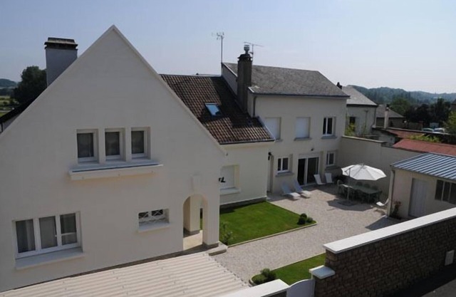 Gîte Boucle de Meuse 150 m voie verte, 3 km Sedan. 3 bicycles, indoor table tennis.