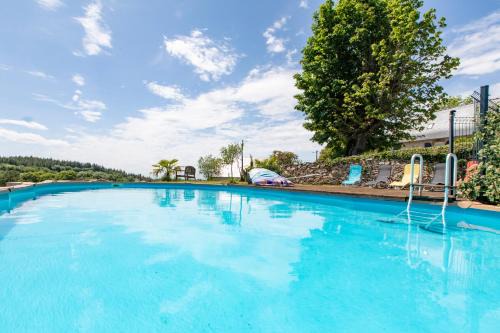 Gîte Chabrignac, jacuzzi et sauna privatif, piscine chauffée partagée, Wifi, salle de jeux