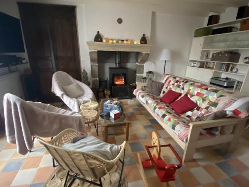 Gîte chaleureux avec jardin, cheminée, vélos et équipements éco-responsables à Louroux-de-Beaune - FR-1-489-349