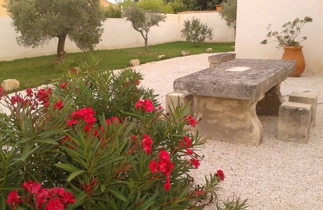 Gîte du Petit Mandon-Arles-Crau-Camargue: a house for 2/3 people with spa