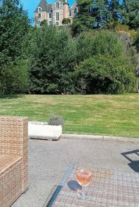 Gîte familial au bord de l'Orne, au pied du château de Mesnil-Glaise