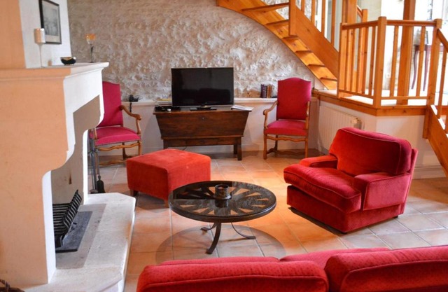 Gîte familial avec piscine chauffée, jardin privé et équipements bébé en pleine propriété viticole. - FR-1-653-18