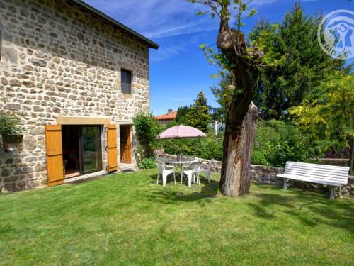 Gîte familial en pierre avec jardin, près des chemins de randonnée et forêts, idéal détente et nature - FR-1-496-1