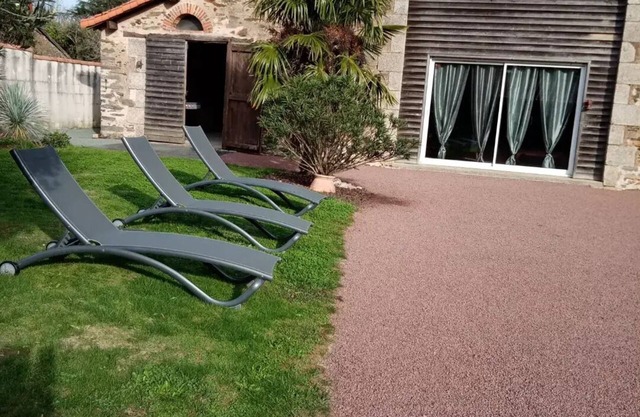 Gîte le Marillet converted barn with covered swimming pool for 9 people, Vendée.