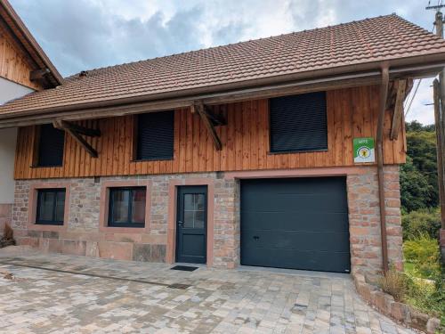 Gîte moderne et rénové avec carport et local à ski au calme près des Vosges - FR-1-589-342