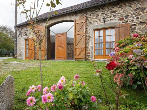 Gîte montagnard avec 3 chambres, jardin clos, terrasse couverte, animaux acceptés, proche Vichy. - FR-1-489-101