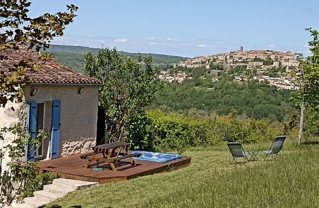 Gîte Puech Chérie: magnificent view of Cordes-sur-Ciel, nature, peace and SPA
