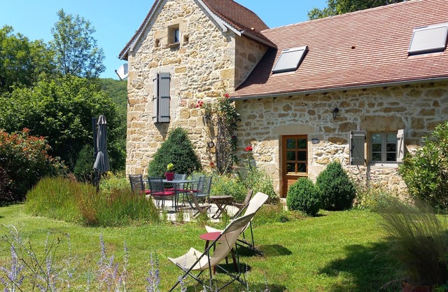 Gîte Quercy, authentic charm, great comfort, mature garden, natural swimming pool