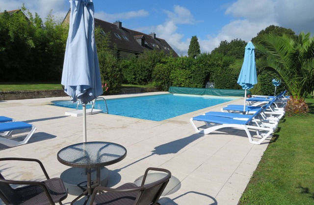 Gîtes in peaceful setting, heated pool, river, near Pont Aven Concarneau beaches