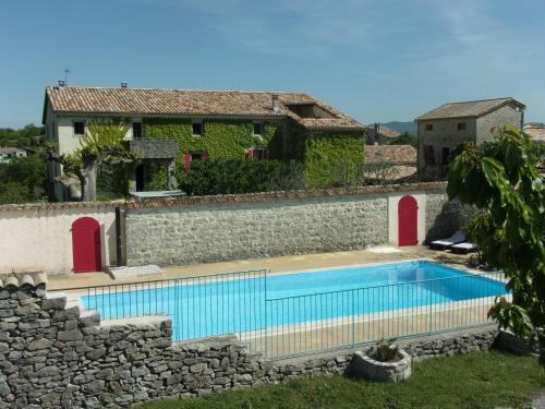 Gîtes la FENIERE, 110m2, 3 ch, charme, calme et nature, piscine chauffée, sud Ardèche