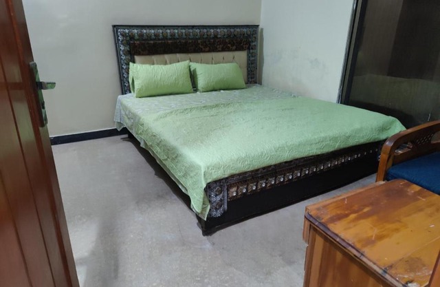 G-14 Private Rooms with Kitchen Access