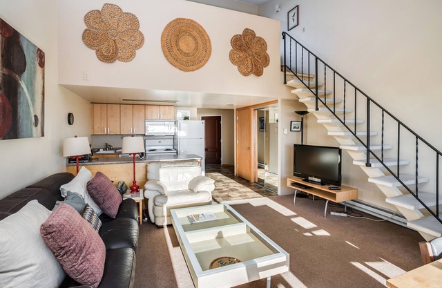 G691 4th floor 1 bedroom Loft No cleaning fees