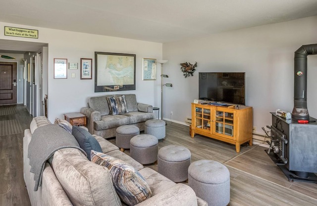 G712 2 Bedroom 4th Floor ADULTS ONLY, No Cleaning Fees