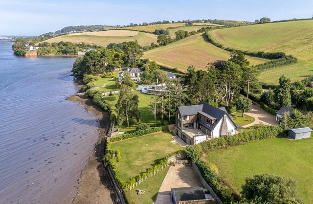 Gable View - Luxury Riverside Sanctuary