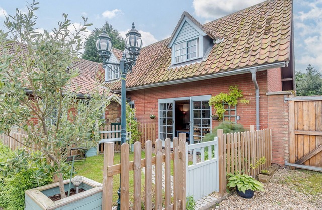 GABLES COTTAGE, pet friendly, with open fire in Market Rasen