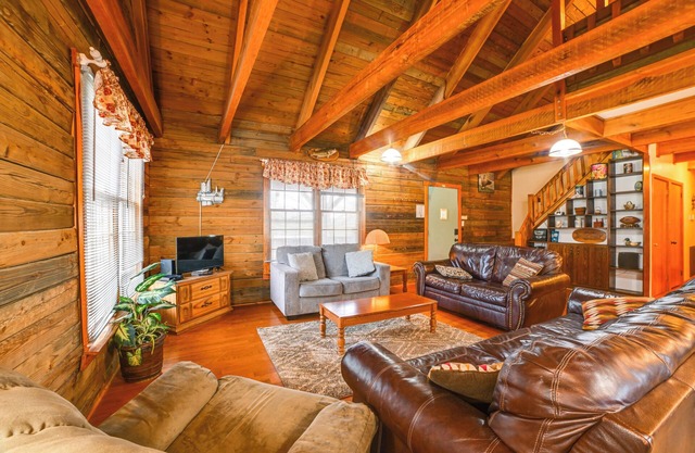 Game Room & Decks: Family Cabin in Springville!