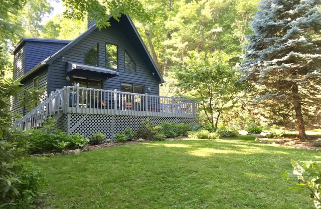 Garden Cottage 2.5 Miles to Downtown With Private, Wooded Surroundings