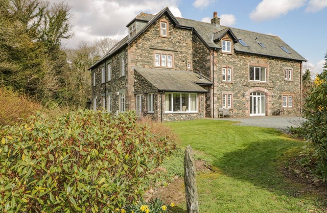 GARDEN COTTAGE, romantic, with a garden in Keswick