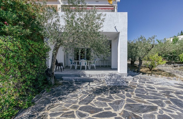 Garden-Level Apartment in Roses with Terrace and Wi-Fi