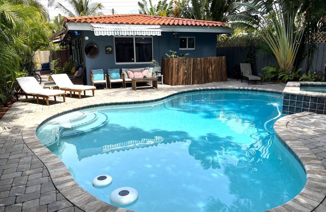 Garden Oasis with Private Heated Pool & Spa, 2 miles from Fort Lauderdale Beach