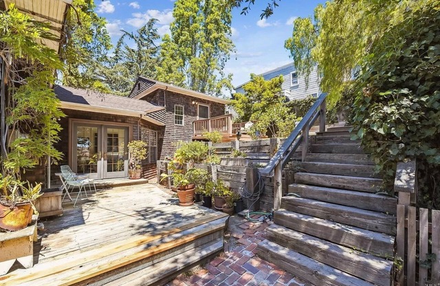 Garden studio oasis in historic home with free laundry