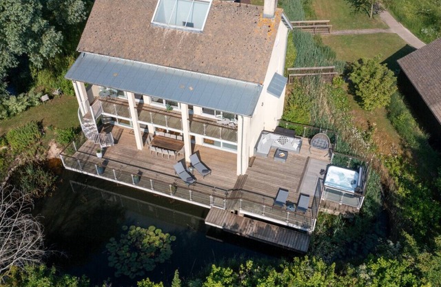 Garden Villa - CW70 - HOT TUB - Lakeside Spa