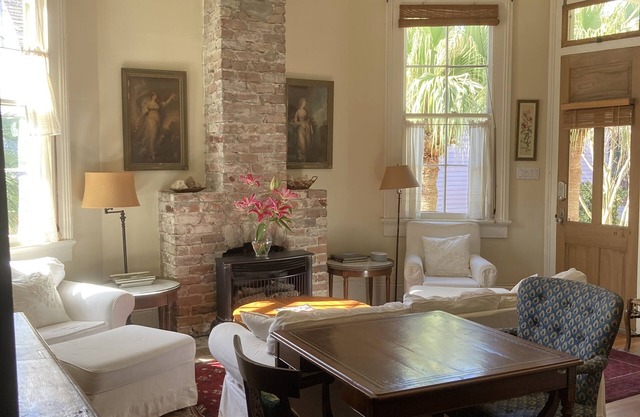 Garden, walkable, stylish, dog friendly, off-street parking, near French Quarter