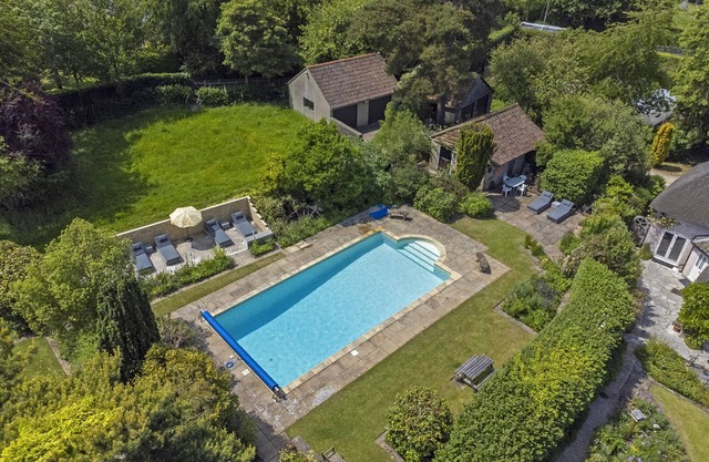 Gardener's Cottage -Tastefully furnished spacious cottage - perfect for family gatherings!